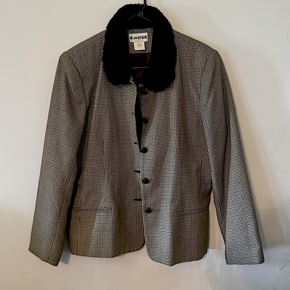 Am selling a Joan Leslie women suite